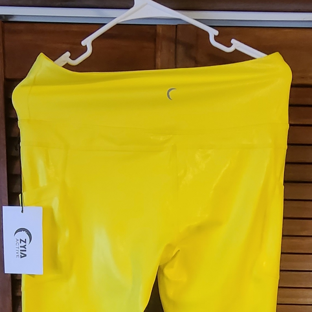 Zyia neon yellow metallic Light n Tight